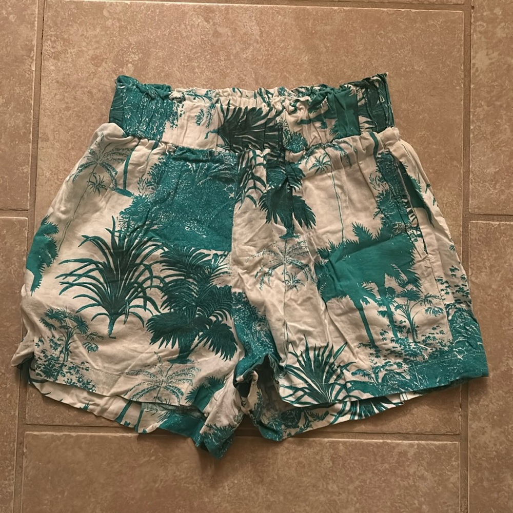 Women’s small palm tree flowy shorts